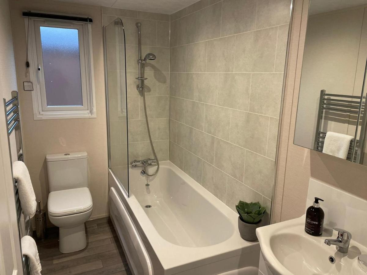 Dakota Lodge with Hot Tub York Bagian luar foto