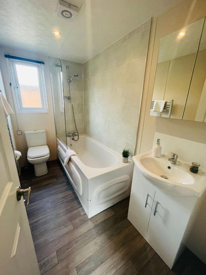 Dakota Lodge with Hot Tub York Bagian luar foto